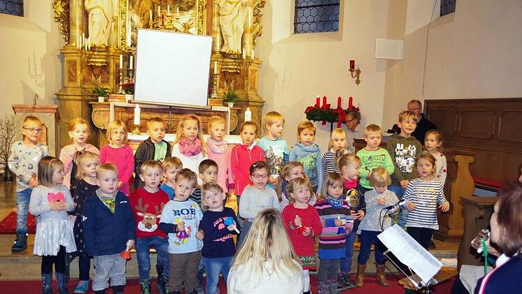 Kinderpflegerin Christine Schedel wurde kurz vor ihrem Eintritt in den Ruhestand mit  vielen guten Wünschen, Geschenken und Liedbeiträgen bedacht.Heike Schülein