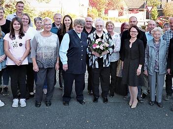 Jubilarin Adolfine Mösch (mit Blumen) im Kreise ihrer Familie und der vielen Geburtstagsgäste, mit im Bild Bürgermeister Stephan Heckel-Michel (rechts) Foto: Werner Reißaus