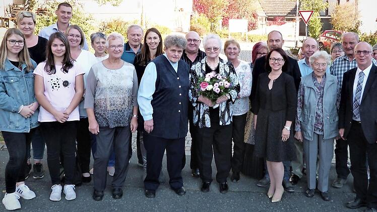 Jubilarin Adolfine Mösch (mit Blumen) im Kreise ihrer Familie und der vielen Geburtstagsgäste, mit im Bild Bürgermeister Stephan Heckel-Michel (rechts) Foto: Werner Reißaus
