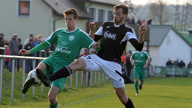 Zwei F&uuml;&szlig;e an einem Ball: Der Neudrossenfelder Siegtorsch&uuml;tze Bas Peeters (links) wird vom Mitterteicher Daniel Stich gestoppt.  Foto: Peter Mularczyk