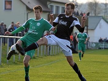 Zwei F&uuml;&szlig;e an einem Ball: Der Neudrossenfelder Siegtorsch&uuml;tze Bas Peeters (links) wird vom Mitterteicher Daniel Stich gestoppt.  Foto: Peter Mularczyk