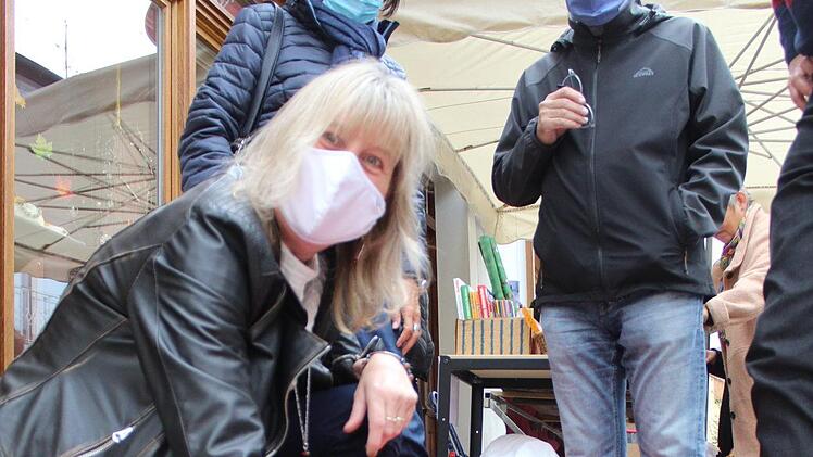 Einen roten Teppich muss man pflegen. Hier zeigt Susanne Mohnkorn symbolisch, wie sehr sie die Aktion schätzt.