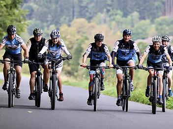 Der Mountainbike-Sport boomt in der Rhön  (Archivbild in den Schwarzen Bergen vor der Corona-Pandemie). Im Wildfleckener Marktgemeinderat entbrennt allerdings ein Streit über ausgewiesene Mountainbikestrecken rund um die Schwarzen Berge bei Oberbach. Die Diskussion wird emotional und ziemlich hitzig geführt. Foto: Sebastian Schmitt