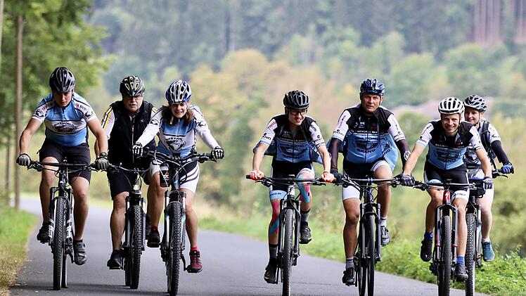 Der Mountainbike-Sport boomt in der Rhön  (Archivbild in den Schwarzen Bergen vor der Corona-Pandemie). Im Wildfleckener Marktgemeinderat entbrennt allerdings ein Streit über ausgewiesene Mountainbikestrecken rund um die Schwarzen Berge bei Oberbach. Die Diskussion wird emotional und ziemlich hitzig geführt. Foto: Sebastian Schmitt