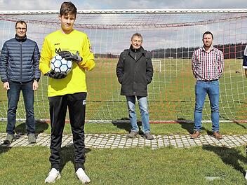 Der DJK/SV Sambach erhielt zwei Fair-Trade-Bälle. Das Bild zeigt von links (vordere Reihe) Jakob Zeiler, Rafael Hofmann und Louis Dresel sowie (hinten) Vorsitzenden Wolfgang Sauer, Klaus Achatzy, Sportlicher Leiter des DJK/SV Sambach, und Tobias Schneider.