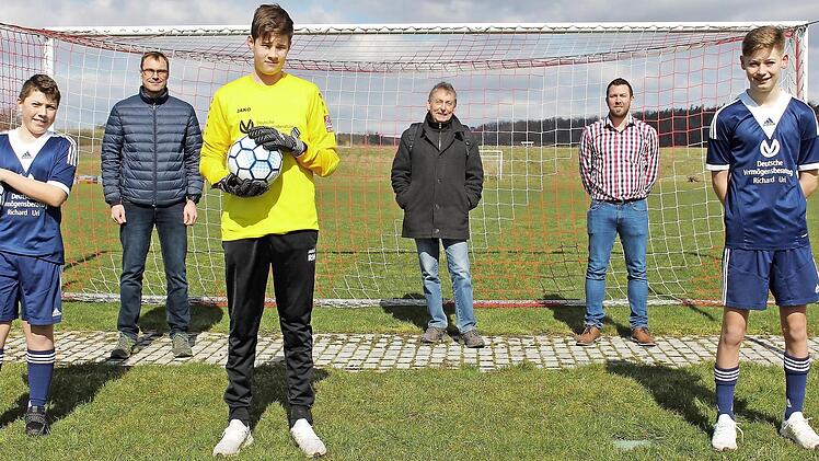 Der DJK/SV Sambach erhielt zwei Fair-Trade-Bälle. Das Bild zeigt von links (vordere Reihe) Jakob Zeiler, Rafael Hofmann und Louis Dresel sowie (hinten) Vorsitzenden Wolfgang Sauer, Klaus Achatzy, Sportlicher Leiter des DJK/SV Sambach, und Tobias Schneider.