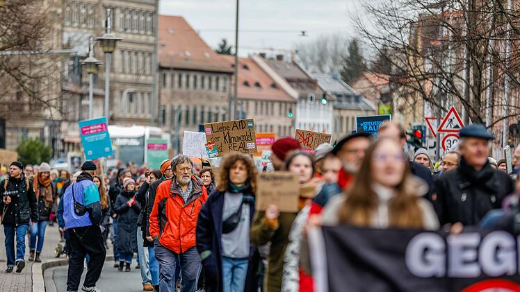F&uuml;rth: Rund 1000 Menschen bei Anti-Rechts-Demo - Schock &uuml;ber Merz-Aussage