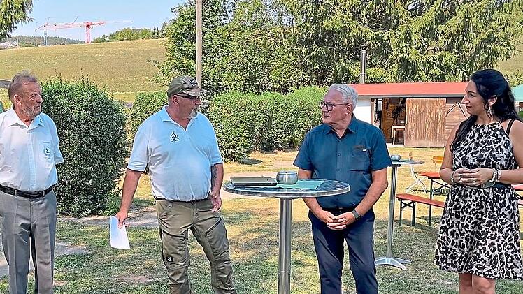 Hartmut Preu&szlig;, Steffen Schubert, Thomas Leiner und Stadtr&auml;tin Christina Scheit (von links) er&ouml;ffneten die Jubil&auml;umsveranstaltung des GSV Bad Kissingen. Jessica Rohrbach