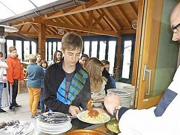 Vertauschte Rollen: Beim Altardienst bringen die Ministranten die Gaben zum Altar, beim Ministrantentag gab es von Vikar Thomas Drexler leckeres Essen nach einem kräftezehrenden Spielenachmittag. Foto: sw