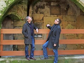 Wolfgang Krebs (links) und Dietmar Hofmann (rechts) warten, dass die Julia auf dem Balkon erscheint. Doch bis zur Premiere des Stücks am 26. Juli müssen sie sich noch etwas gedulden. Der Kartenvorverkauf hat jedoch schon begonnen.  Foto: Julia Schilling