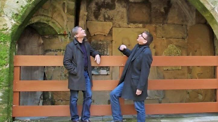 Wolfgang Krebs (links) und Dietmar Hofmann (rechts) warten, dass die Julia auf dem Balkon erscheint. Doch bis zur Premiere des Stücks am 26. Juli müssen sie sich noch etwas gedulden. Der Kartenvorverkauf hat jedoch schon begonnen.  Foto: Julia Schilling