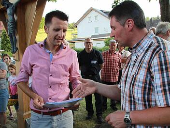 Bernd Krauß (rechts) übergab die Unterschriftenlisten Bürgermeister Andreas Hügerich. Fotos: R. Popp