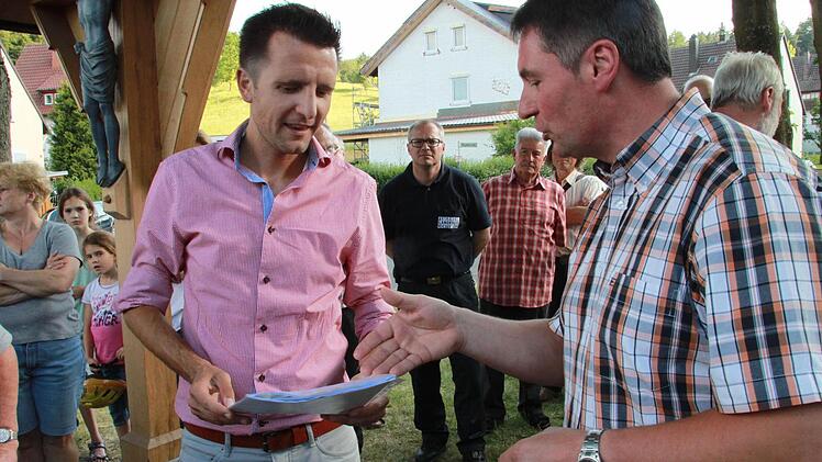 Bernd Krauß (rechts) übergab die Unterschriftenlisten Bürgermeister Andreas Hügerich. Fotos: R. Popp