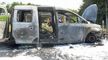 Die Feuerwehr löschte das brennende Auto mit Schaum.