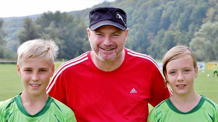 Volker Pröpper mit den beiden Nachwuchstalenten Jan Hofmann (14) vom TSV Nüdlingen und Alina Neeb (13) vom TSVgg Hausen