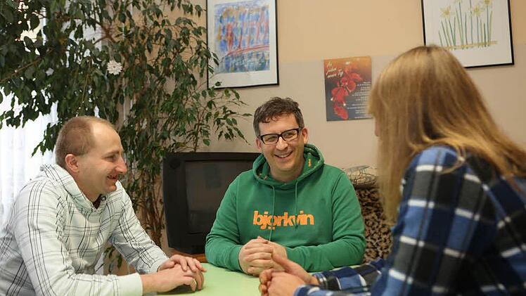 Harald (links) und der langhaarige Jupp sind immer zu Scherzen aufgelegt. Hier plaudern sie mit Peter Klein, dem hauptamtlichen Leiter des Treffpunkts "Menschen in Not". Foto: Barbara Herbst