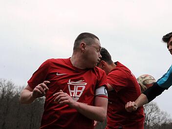 Zum intensiven Mienenspiel haben sich die Akteure von der TSVgg Hausen (in rot) und der SG Oerlenbach/Ebenhausen verabredet. Foto: Hopf