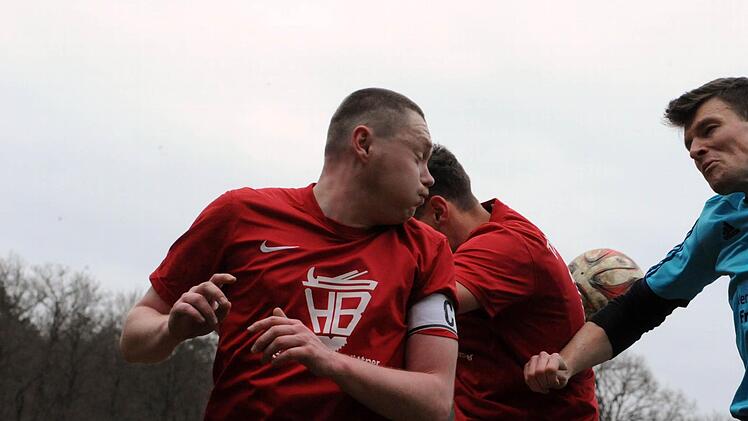 Zum intensiven Mienenspiel haben sich die Akteure von der TSVgg Hausen (in rot) und der SG Oerlenbach/Ebenhausen verabredet. Foto: Hopf