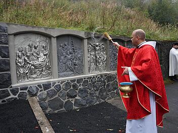 Pater Stanislaus segnete den vervollständigten Kreuzweg hinter der Klosterkirche. Foto: Marion Eckert