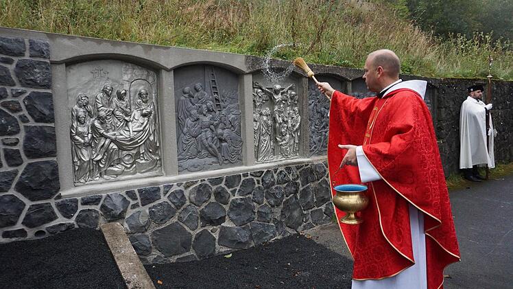 Pater Stanislaus segnete den vervollständigten Kreuzweg hinter der Klosterkirche. Foto: Marion Eckert