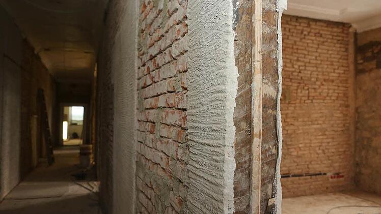 Und denkmalschutzgerecht neuer - mit Dachshaar - wird neu aufgebracht.Foto: Barbara Herbst