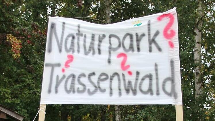 Seit Montag stehen die Hinweisschilder rund um Haig und Haßlach. Foto: Lisa Kieslinger