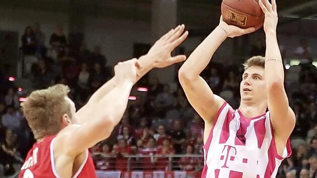 Tomislav Zubcic, der hier gegen den sp&auml;ter verletzt ausgeschiedenen Bamberger Center Leon Radosevic einen seiner sieben Dreier verwandelt, spielte sich in einen Rausch. Foto: J&ouml;rn Wolter