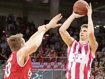 Tomislav Zubcic, der hier gegen den später verletzt ausgeschiedenen Bamberger Center Leon Radosevic einen seiner sieben Dreier verwandelt, spielte sich in einen Rausch. Foto: Jörn Wolter