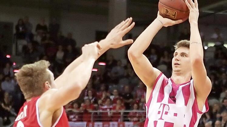 Tomislav Zubcic, der hier gegen den später verletzt ausgeschiedenen Bamberger Center Leon Radosevic einen seiner sieben Dreier verwandelt, spielte sich in einen Rausch. Foto: Jörn Wolter