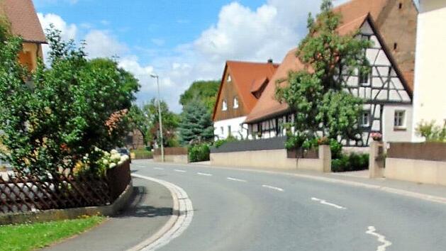 Die Ortsdurchfahrt in Weingarts muss erneuert werden - sobald der Kanal erneuert ist. Foto: Petra Malbrich