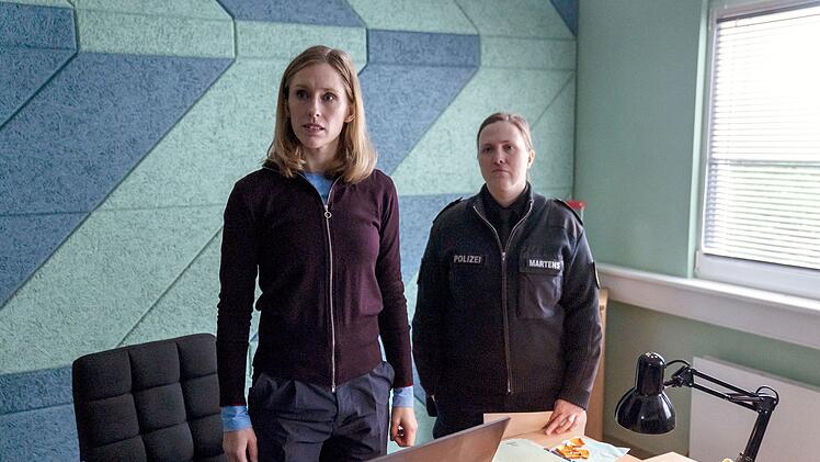 Ellen Norgaard (Rikke Lylloff, links) und Dorit Martens (Jan Julia Roth) ermitteln in einem Mordfall.