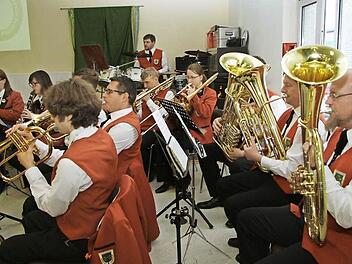 Schwungvoll musikalisch umrahmt wurde die Jubiläumsfeierlichkeit natürlich von den eigenen Aktiven der Jugendkapelle. Fotos: Richard Sänger