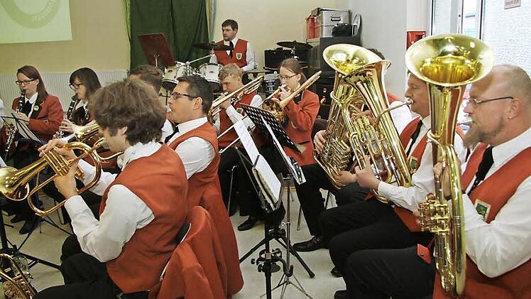 Schwungvoll musikalisch umrahmt wurde die Jubiläumsfeierlichkeit natürlich von den eigenen Aktiven der Jugendkapelle. Fotos: Richard Sänger