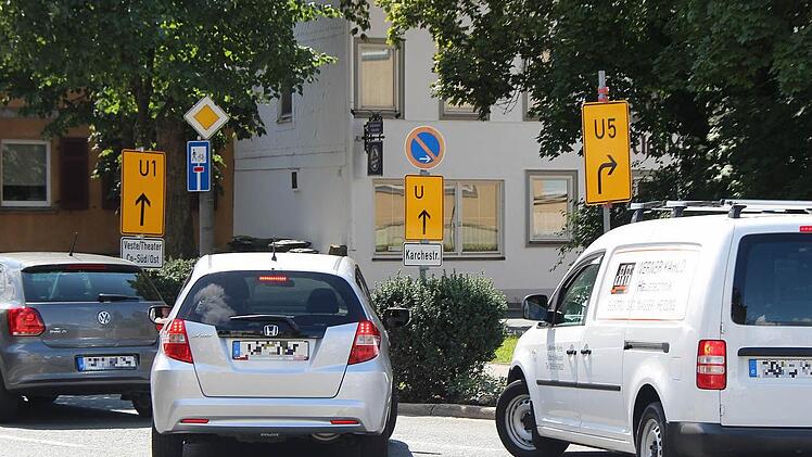 Welche Umleitung darf's denn sein? An der Kreuzung Bamberger-/Schützenstraße verlangen gleich drei der gelben Schilder Aufmerksamkeit. Fotos: Ulrike Nauer
