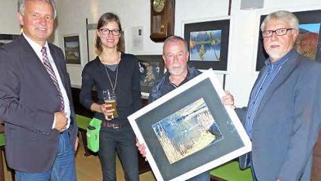 Martin Ritter mit einem seiner Fotos vom Badesee. Mit ihm Bild (von links) Bürgermeister Werner Diersch, Braumeisterin Yvonne Wernlein und der 2. Vorsitzende der Kulturinitiative, Hans Moos. Foto: Dieter Hübner