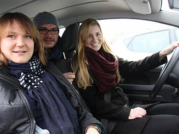 Miriam Hegner, Thomas Heuchling und Nicole Lederer (von links) haben alle schon einmal den Service einer Mitfahrzentrale genutzt und würden das jederzeit gern wieder tun, wenn sich eine Gelegenheit ergibt. Foto: Matthias Einwag