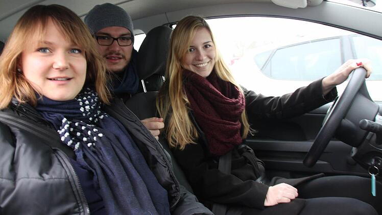 Miriam Hegner, Thomas Heuchling und Nicole Lederer (von links) haben alle schon einmal den Service einer Mitfahrzentrale genutzt und würden das jederzeit gern wieder tun, wenn sich eine Gelegenheit ergibt. Foto: Matthias Einwag