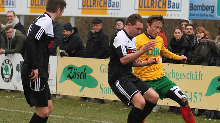 : Der Sander Andre Karmann (2. Von rechts) stoppt hier den Bamberger Angreifer.