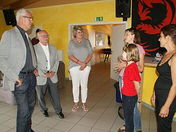 Für zwei abwechslungsreiche Ferientage in Haßfurt dankten die Kinder und Betreuerinnen aus Kursk dem Haßfurter Bürgermeister Günther Werner, BRK-Kreisgeschäftsführer Dieter Greger und der Mittelschul-Rektorin Susanne Vodde (von links). Fotos: Sabine Weinbeer