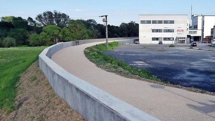 Die Erhöhung des Rießner-Deichs von der Bahnhofstraße zu den Bahngleisen ist abgeschlossen. Foto: Andreas Welz