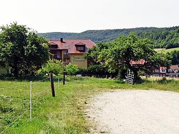 In Schwabthal herrscht Parkplatznot. Das Grundstück am Hotel "Sonnenblick" soll als Parkfläche ausgewiesen werden.  Foto: Andreas Welz