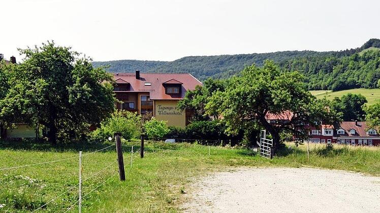 In Schwabthal herrscht Parkplatznot. Das Grundstück am Hotel "Sonnenblick" soll als Parkfläche ausgewiesen werden.  Foto: Andreas Welz