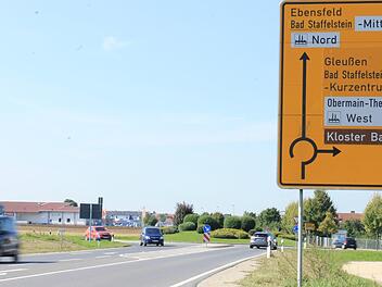 Noch fehlt auf dem Verkehrsschild, das auf den Rommel-Kreisel hinweist der Pfeil nach links. Dies könnte sich aber bald ändern. Foto: Dominic Buckreus