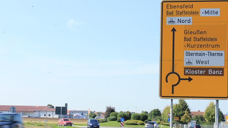 Noch fehlt auf dem Verkehrsschild, das auf den Rommel-Kreisel hinweist der Pfeil nach links. Dies könnte sich aber bald ändern. Foto: Dominic Buckreus