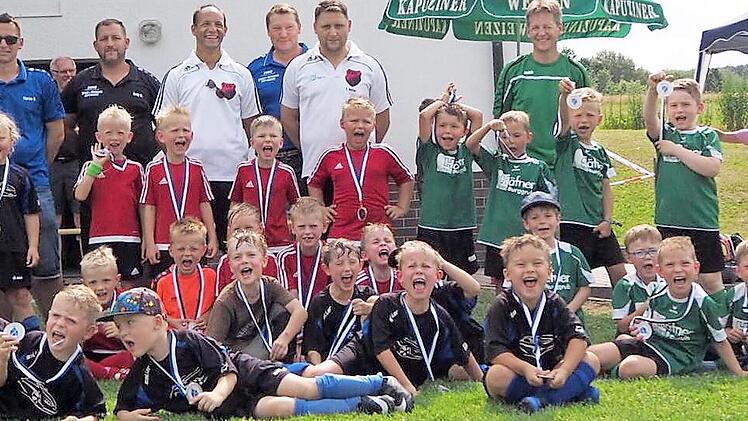 Die teilnehmenden Mannschaften der G-Junioren mit dem Sieger TSV Windheim (rot), den Zweitplatzierten vom FC Stockheim (grün) und dem SV Fischbach, der auf Rang 3 landete.