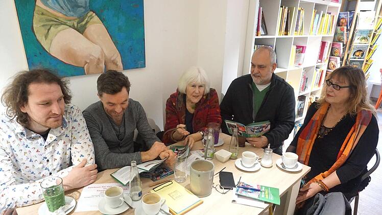 Peter Simon, Mark Deavin, Retta Müller-Schimmel und Georgios Halkias sowie Karin Peucker-Göbel (v. l.) stellen das Programm vor.      Foto: Richard Sänger