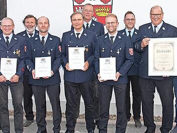 Ehrungen bei der Feuerwehr Knellendorf; unser Bild zeigt (von links) 3. Kommandanten Mario Siegel, den 2. Kommandanten und neuen Vorsitzenden Dietmar Gl&auml;sel, Kommandanten Matthias Karl, Schriftf&uuml;hrer Otmar Fugmann, den bsherigen Vorsitzenden Helm...