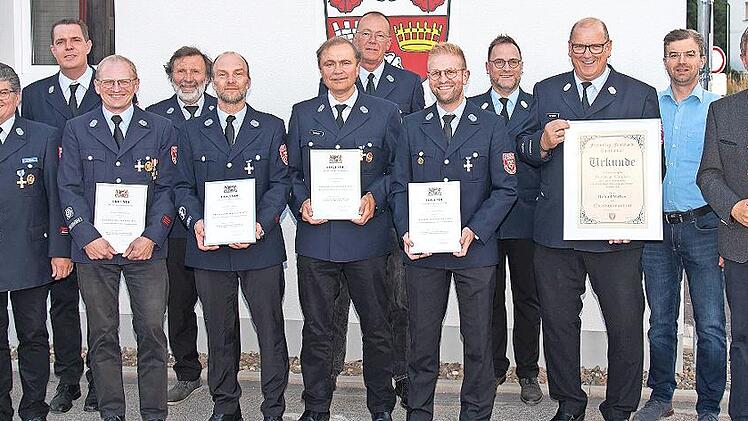 Ehrungen bei der Feuerwehr Knellendorf; unser Bild zeigt (von links) 3. Kommandanten Mario Siegel, den 2. Kommandanten und neuen Vorsitzenden Dietmar Gl&auml;sel, Kommandanten Matthias Karl, Schriftf&uuml;hrer Otmar Fugmann, den bsherigen Vorsitzenden Helm...