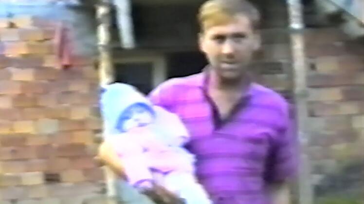 Sejfo ist Bosnier und Anfang der 90-er mit einer Serbin verheiratet. Es sind die Eltern von Alisa, deren Geschichte und Spurensuche im Dokumentarfilm "Das Srebrenica Tape" erzählt wird. Die alten, verwaschenen Aufnahmen Sefjos stammen aus dessen Amateurfilm für die Tochter, der zwischen 1992 und 1995 entstand.