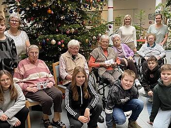 Bewohnerinnen des Altenheims mit Frau Weber und Sch&uuml;ler/innen der Jacob-Curio-Realschule mit Isabell Rott.